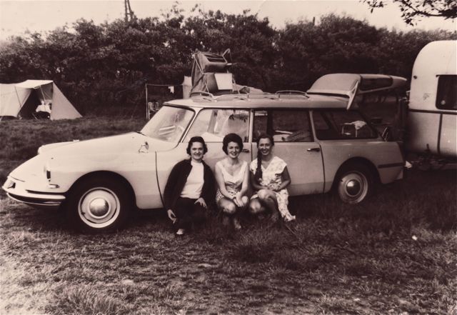 Dit is een kiekje voor we in de kofferbak bovenop de benzinetank de barbecue in gang staken waarna de caravan volledig uitbrandde. Leuke vakantie verder hoor.